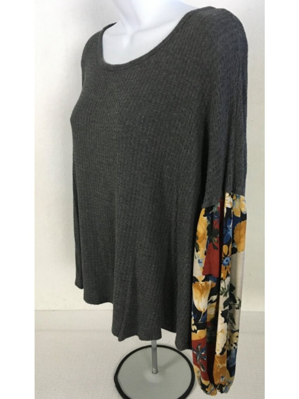 Entro Top Size M Dark Gray Front Back with Floral 3/4 Sleeves Round Neckline - Picture 4 of 12